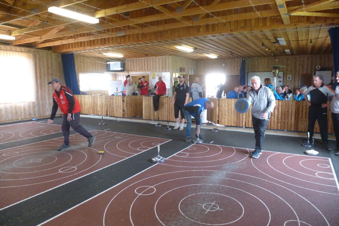 Beim 18. Georg-Koppmann-Gedächtnisturnier sicherten sich SV Grafenwöhr, EV Münchshofen und SVDJK Hartkirchen die Gruppensiege. Das Turnier mit 21 Vereinen und 84 Schützen, darunter 10 Frauen, verlief ohne Verletzungen und förderte Geselligkeit und Kameradschaft.