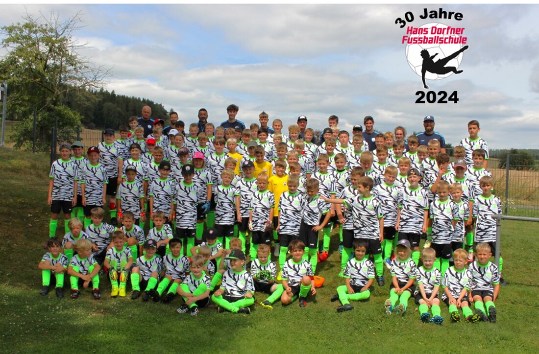 Kondrau. 102 Kinder erlebten vom 7. bis 9. August in der 14. Hans-Dorfner-Fußballschule bei den Sportfreunden Kondrau eine spannende Zeit mit viel Fußball und Spaß. Ein Dank geht an alle Helfer und besonders an Franz Heinrich für die Organisation und einen 1.000 Euro Gutschein für den Nachwuchs.