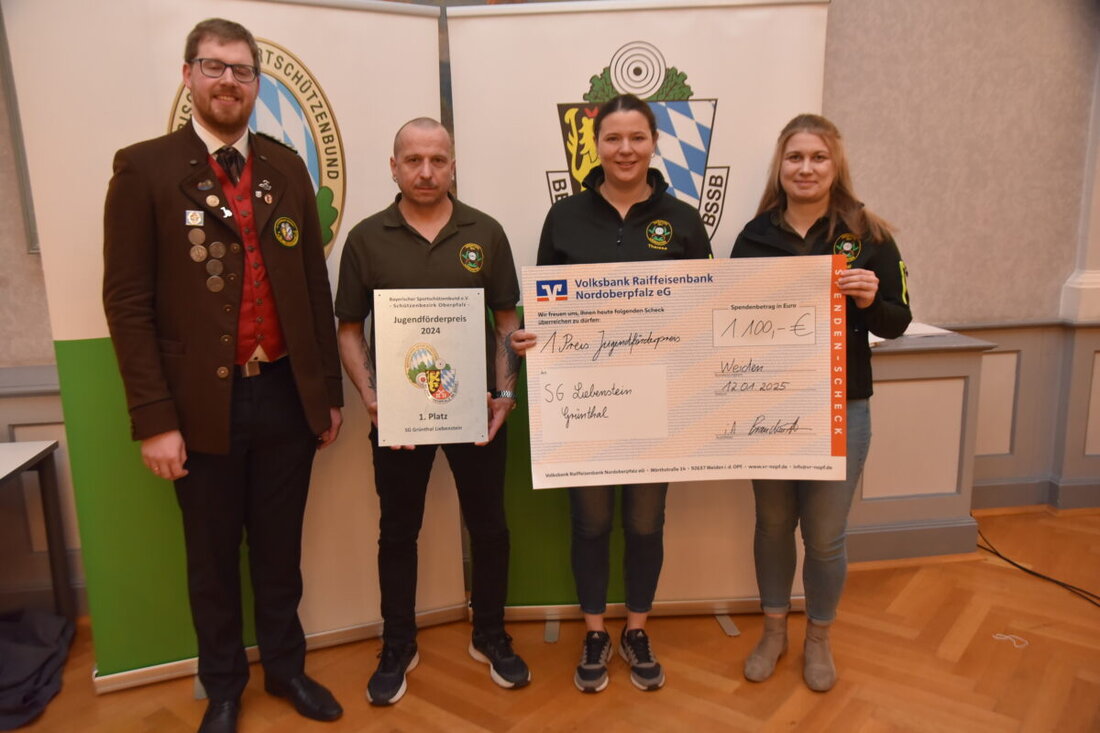 Regensburg. Die Schützengesellschaft Grünthal Liebenstein gewinnt den Jugendförderpreis des Schützenbezirks Oberpfalz 2024 und wird für ihre herausragende Jugendarbeit mit 1.100€ belohnt. Die Preisverleihung fand im Januar in Regensburg statt, wobei der Verein für seine umfangreiche Betreuung und das Engagement in der Förderung junger Mitglieder anerkannt wurde.