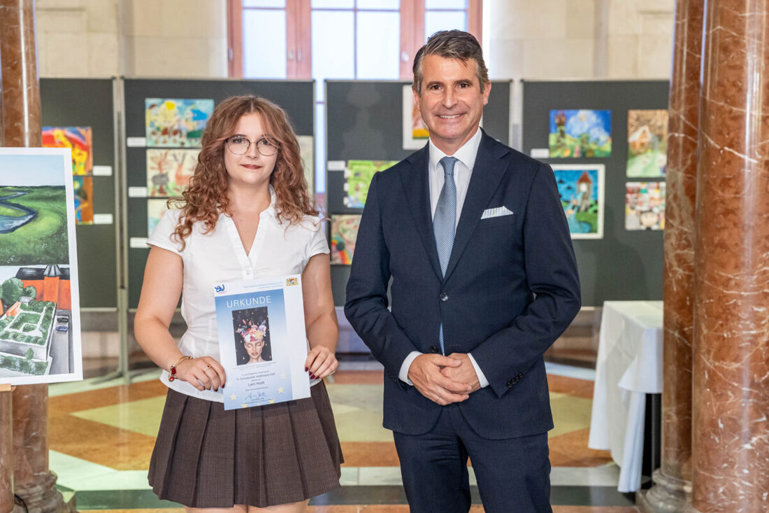 Neustadt/WN. In der Staatskanzlei ehrte Europaminister Eric Beißwenger am 11. Juli 2026 Bayerns Bundessieger des 73. Europäischen Wettbewerbs. Unter ihnen Leni Hoch von der Lobkowitz-Realschule.