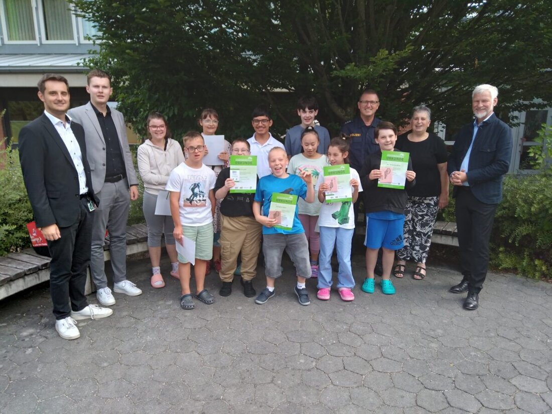 Amberg. 13 Schülerinnen und Schüler der Rupert-Egenberger-Schule haben ihre Fahrradprüfung erfolgreich bestanden. Nach Training mit der Polizei gab es Urkunden, Fahrradausweise und als Geschenk Fahrradschlösser der Sparkasse.