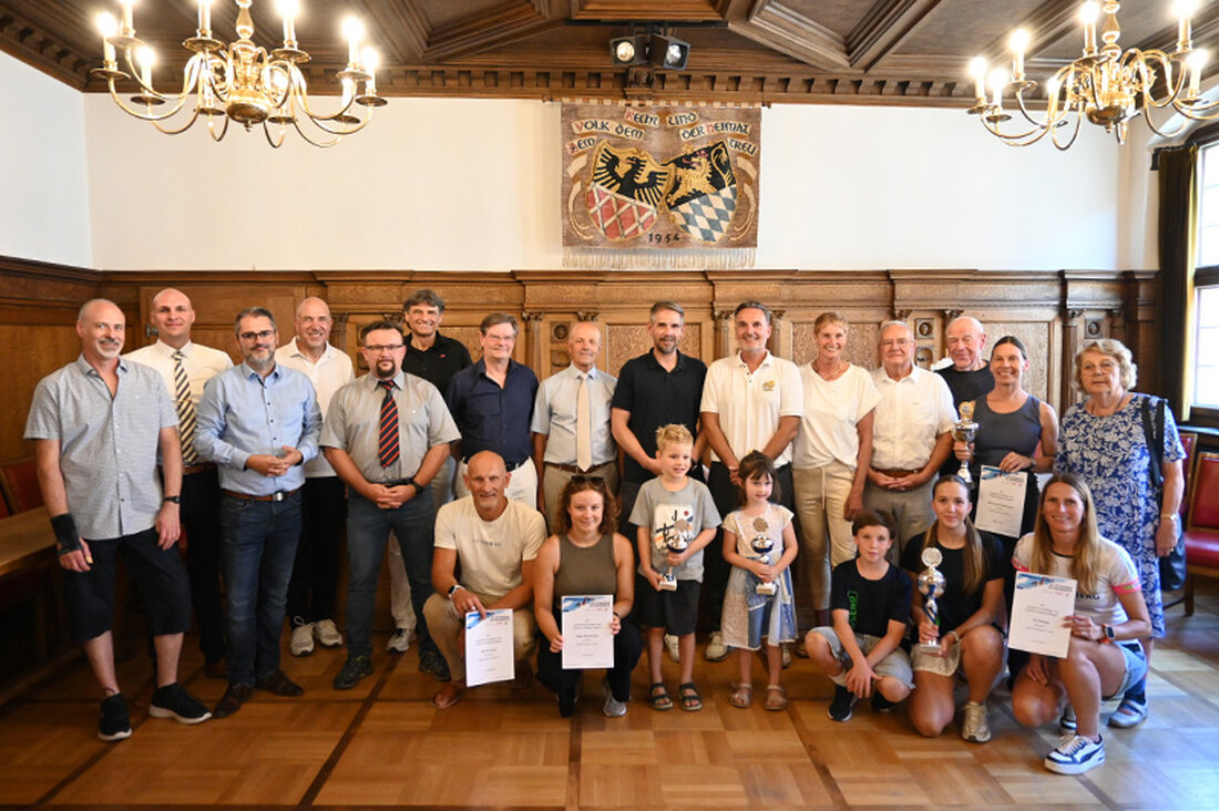 Amberg. Beim 18. Amberger 24-Stunden-Schwimmen zeigten 2.081 Teilnehmerinnen und Teilnehmer großen Einsatz, legten 3.257,8 Kilometer zurück und sammelten 5.000 Euro für den Hospizverein Amberg und Landkreis Amberg-Sulzbach e. V.