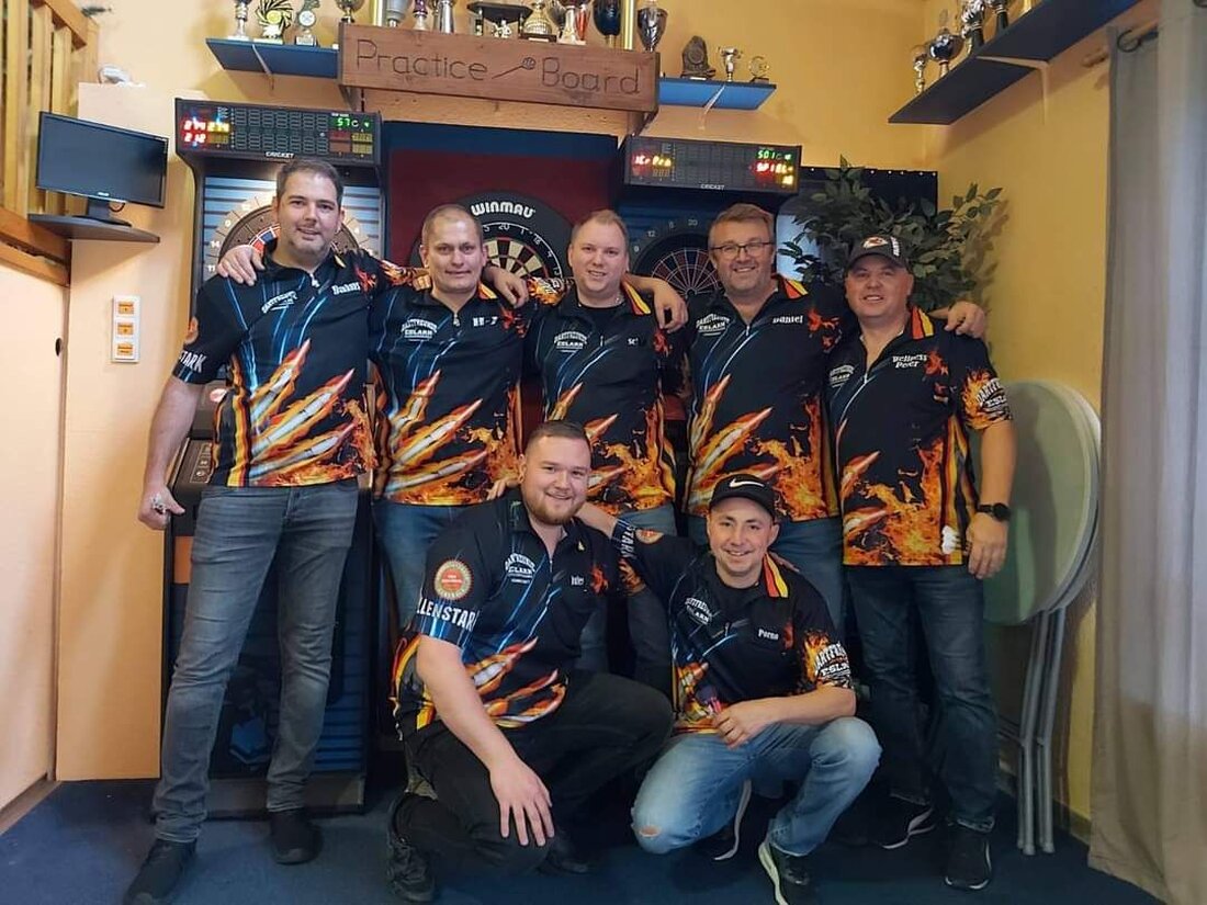 Eslarn. Die Dartfreunde Eslarn sicherten sich die Vize-Meisterschaft in der E-Dart Bundesliga Bayern Nord nach spannenden Spielen und belegen damit den größten Erfolg in ihrer Vereinsgeschichte. Trotz Grippewelle und einem knappen Endresultat gegen DC Waldrast Weiden sind Team und Fans stolz auf den erreichten Meilenstein.