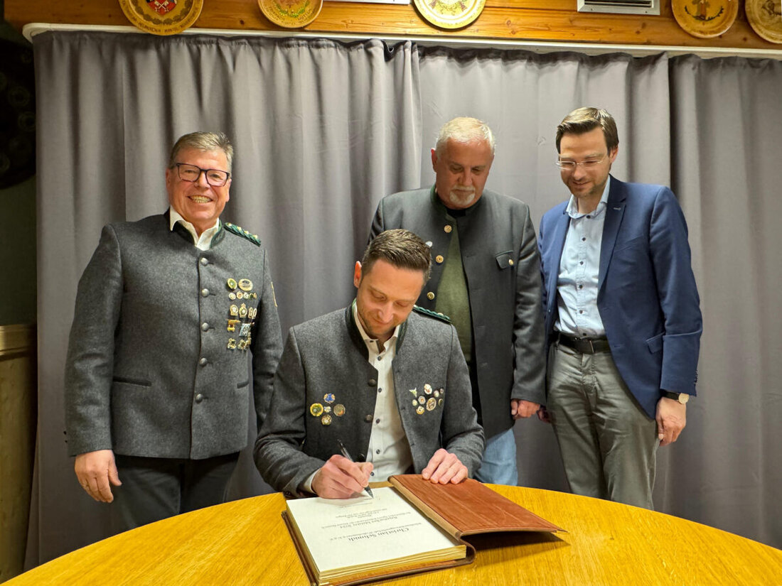 Weiherhammer. Die Jahreshauptversammlung des Schützenvereins fand mit Neuwahlen und der besonderen Ehrung eines Mitglieds durch Eintrag ins Goldene Buch der Gemeinde statt.