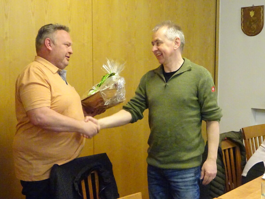 Weiden. Der Athletenclub zog bei der Jahreshauptversammlung am 31. März 2026 Bilanz: ruhiges 2025, Erfolge mit deutscher Vizemeisterin und Platz drei in der Bayernliga. Finanzen stabil; Ehrung für 50 Jahre und Jürgen Schemmel.