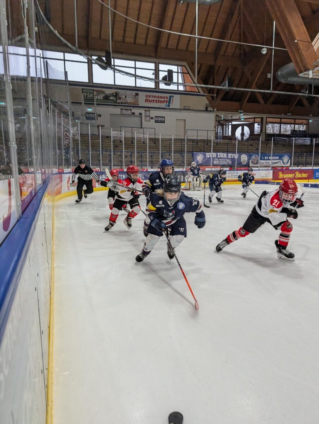 Weiden. Vom 12. bis 14. Dezember erlebten die Eishockey-Nachwuchsteams ein wechselhaftes Wochenende. Auswärtssieg in Freising, zwei Duelle mit Selb, Lehrreiches auf Freieis in Pegnitz und solide Auftritte zuhause.