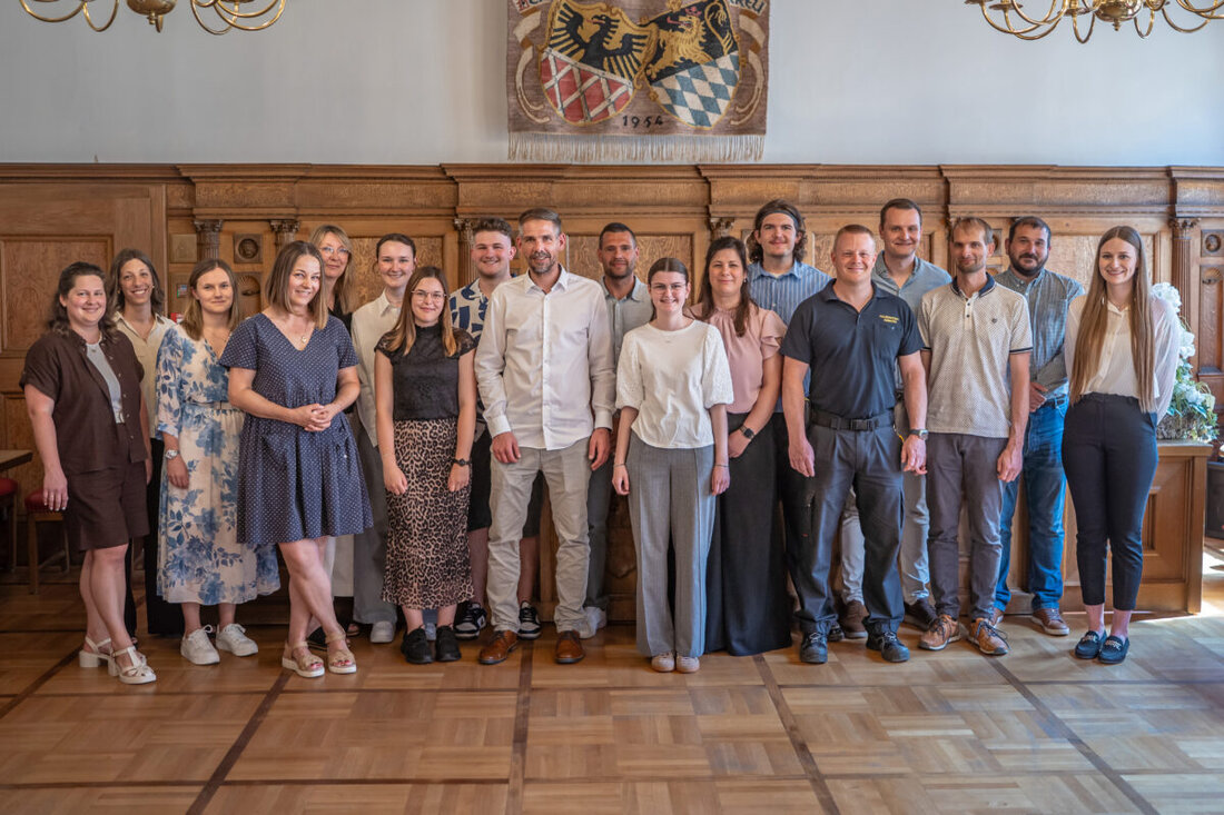 Amberg. Die Stadt feiert zahlreiche erfolgreiche Abschlüsse in Ausbildung, Beamtenlaufbahn sowie Fort- und Weiterbildung. Oberbürgermeister Michael Fritz gratuliert und betont ihre Bedeutung für die Zukunft der Stadt.
