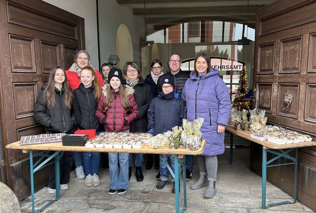Eslarn. Am 1. Advent verkaufte das Heimatfestgremium erfolgreich Weihnachtsgebäck für die Finanzierung von Festkleidung. Über 15 Stollen, 35 Lebkuchen-Tüten und 100 Plätzchen-Boxen wurden verkauft und der Erlös dient der Festkleidung.