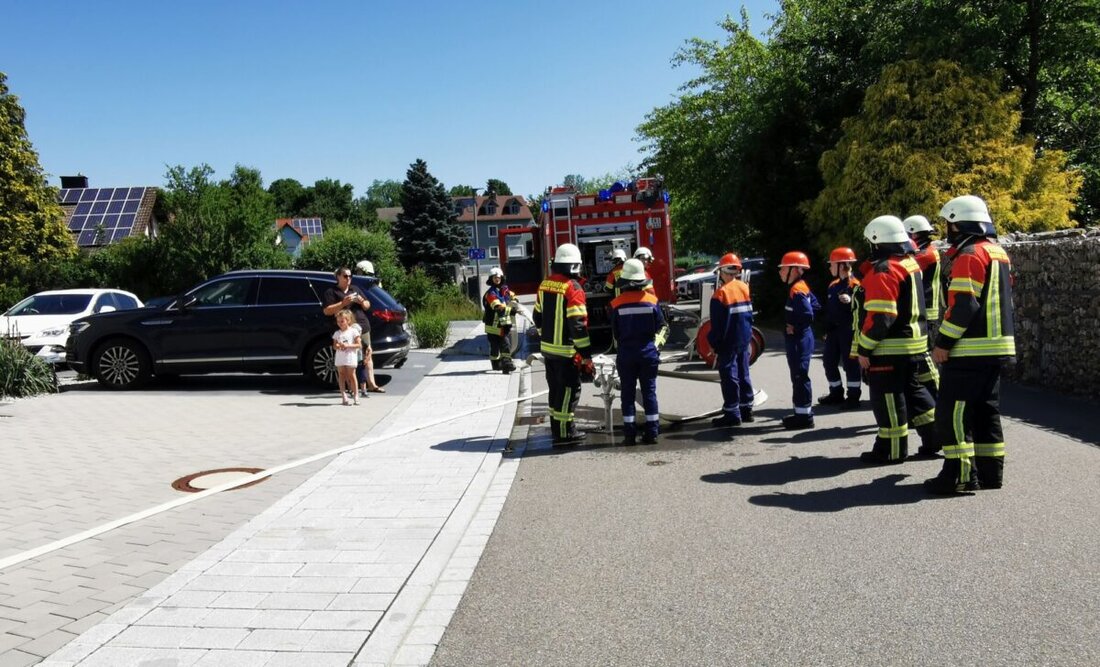 Eslarn. Bei einer Brandübung in der Seniorentageseinrichtung der AWO am Tillyplatz rettete die Freiwillige Feuerwehr erfolgreich zwei vermisste Senioren. Die realistisch simulierte Übung diente der Vorbereitung auf mögliche Notfälle und förderte die Zusammenarbeit mit dem Pflegepersonal.