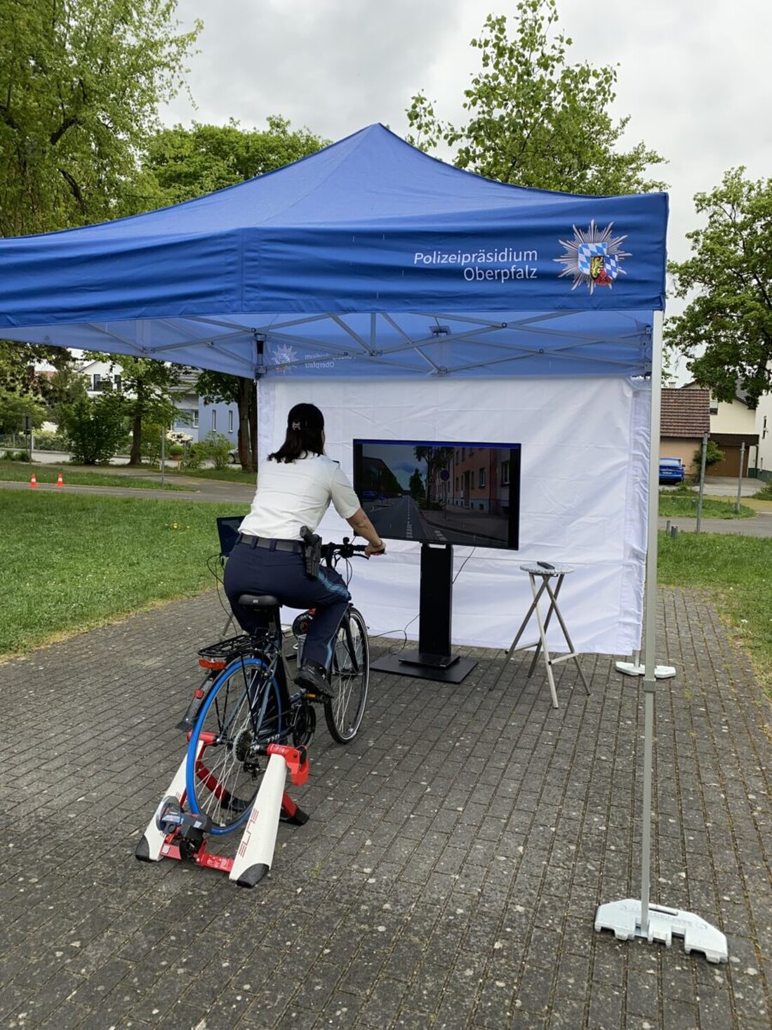 Schwandorf. Bei einer Fahrradpräventionsveranstaltung für Senioren in Dachelhofen nahmen trotz Regenwetters etwa 20 Personen teil. Die Teilnehmer absolvierten Stationen wie Slalom und Bremstest.