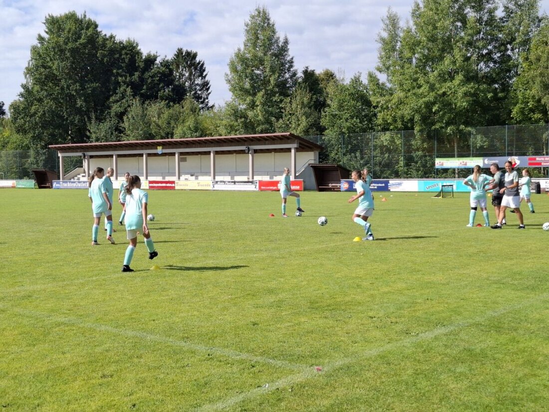 Eslarn. Eine dreitägige Fußballschule wurde von Ehrenamtlichen organisiert, Kinder bekamen neben Training auch ein Zuhause auf Zeit. Die Teilnehmer erhielten für 108 Euro ein komplettes Fußballset, während der TSV Eslarn sich über eine neue Mädchenmannschaft freut.