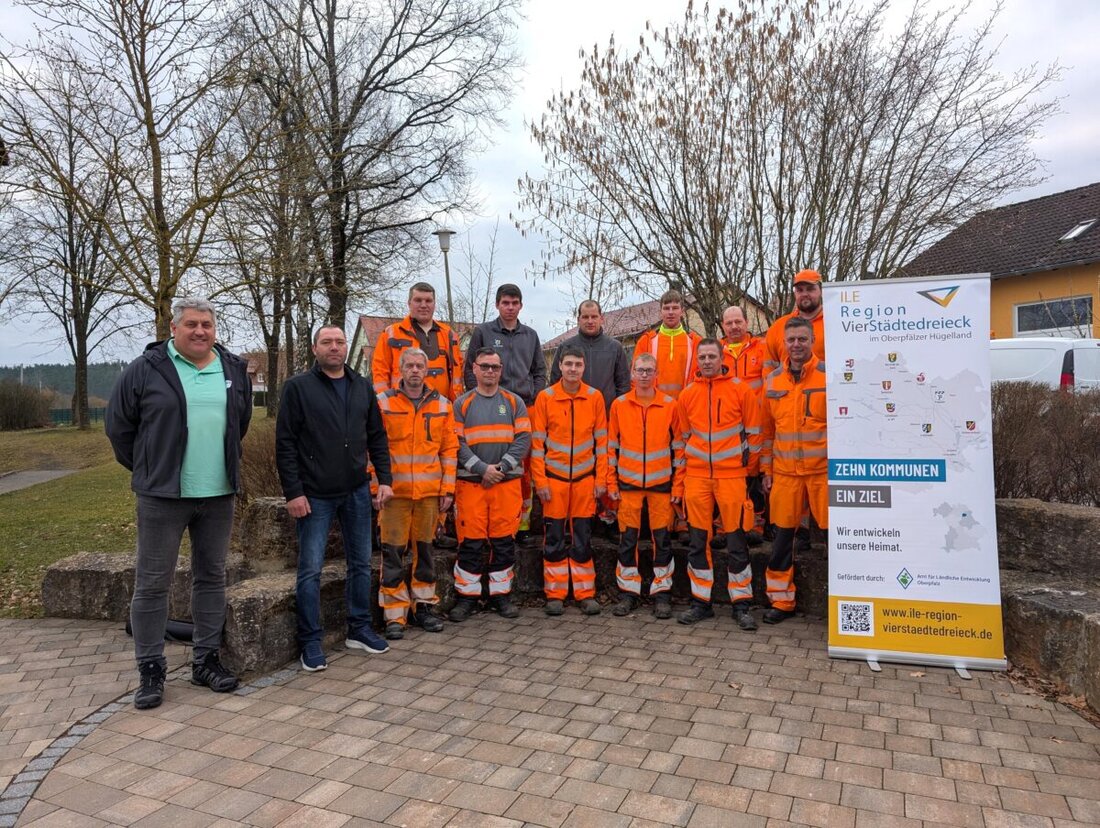 Schlammersdorf. Dreizehn Mitarbeiter aus sieben ILE-Mitgliedskommunen absolvierten erfolgreich eine Hubarbeitsbühnen-Schulung, organisiert vom Verein ILE Region VierStädtedreieck.