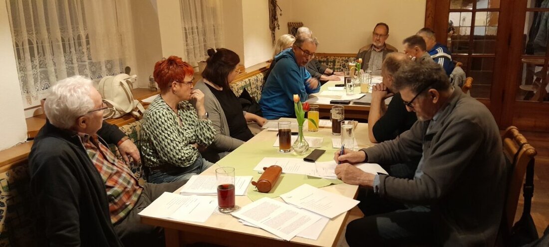 Pressath. Die Jahreshauptversammlung des Freien Wählerblock Pressath war gut besucht, mit Highlights wie dem Magischen Zauberabend und geplanten Unternehmungen wie dem Besuch des Samba-Fests in Coburg am 12. Juli. Kommunalwahlen und die Schwierigkeit, Listenkandidaten zu finden, waren ebenfalls Diskussionsthemen.