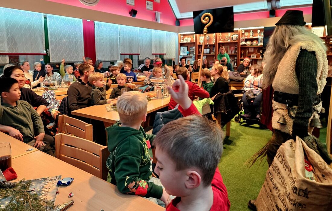 Rothenstadt. Die Weihnachtsfeier des VfB Rothenstadt fand am Samstag im Laola Sportzentrum statt, mit 38 Kindern und 42 Erwachsenen, Nikolausbesuch und Geschenken.