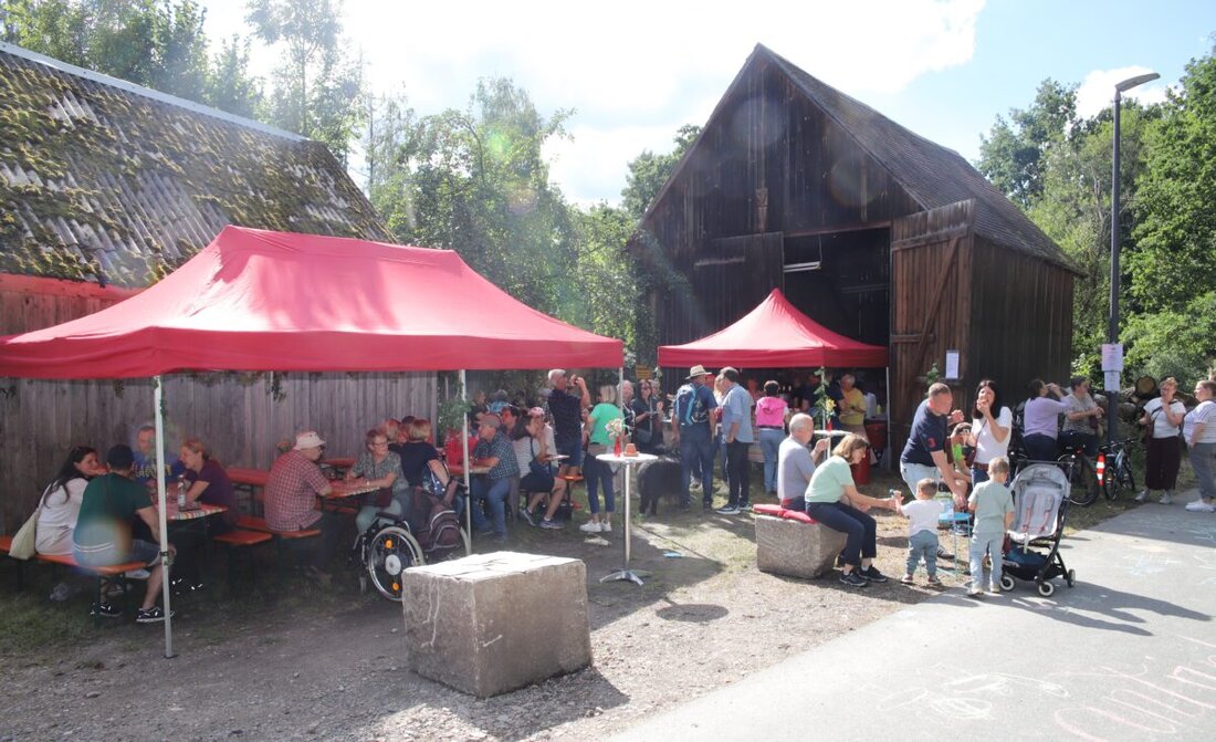 Etzenricht. Es war keine Selbstverständlichkeit, dass der erste Anlauf der als „Weinwanderung“ von der Fest Arge Etzenricht e.V. beworbenen Veranstaltung auf so großen Zuspruch stoßen würde. 