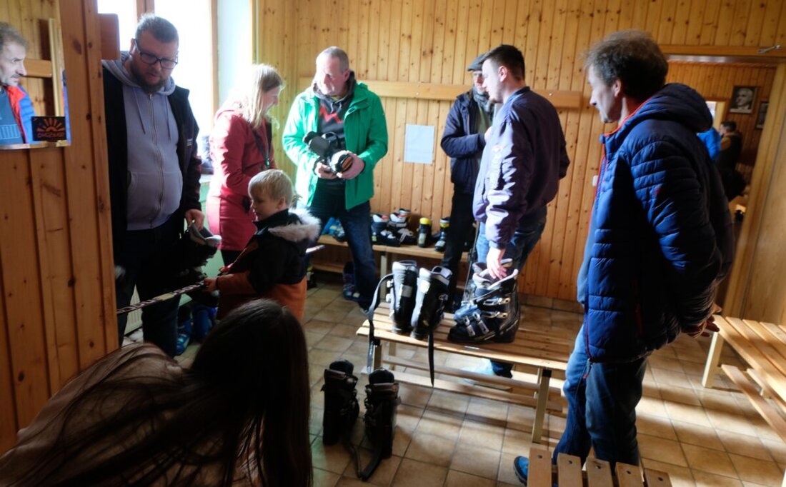 Floß. Die Winterbörse des Turnvereins Floß zog mit über 40 Anbietern und mehr als 1.200 Waren viele Besucher an. Der Erlös unterstützt die Jugendarbeit und Ski-alpin-Abteilung.