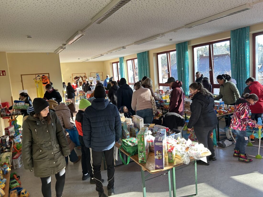 Hütten/Grafenwöhr. Der Spielzeugbasar der Kita St. Josef war ein voller Erfolg. Zum zwölften Mal kamen viele Besucher; 40 Anbieter, 25 Kuchen und 750 € Gewinn für die Kinder vor Ort.