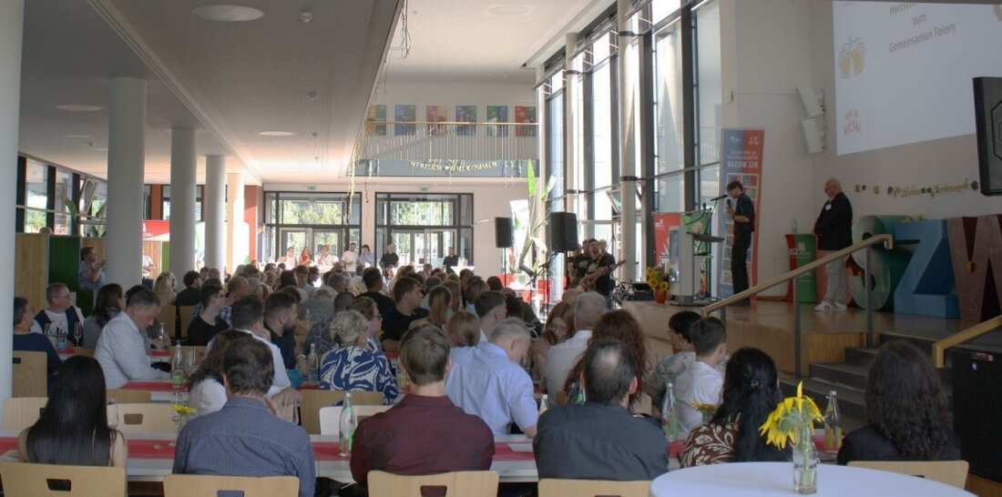 Wiesau. Mit einer feierlichen Abschlussveranstaltung am Donnerstag, 30. Juli 2026, hat der Informatik Campus des Staatlichen Beruflichen Schulzentrums seine Absolventinnen und Absolventen verabschiedet.