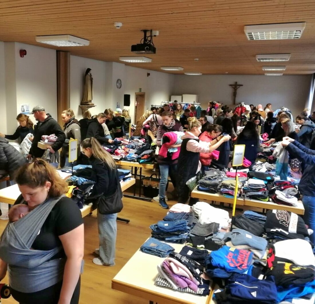 Flossenbürg. Großer Andrang beim Baby- und Kinderbasar im Theresienheim und kürzere Wartezeiten dank zwei Kassen. Der Erlös unterstützt die Mittagsbetreuung der Grundschule und die Wasserwacht Weiden-Flossenbürg. Nächster Termin ist der 22. März 2026.