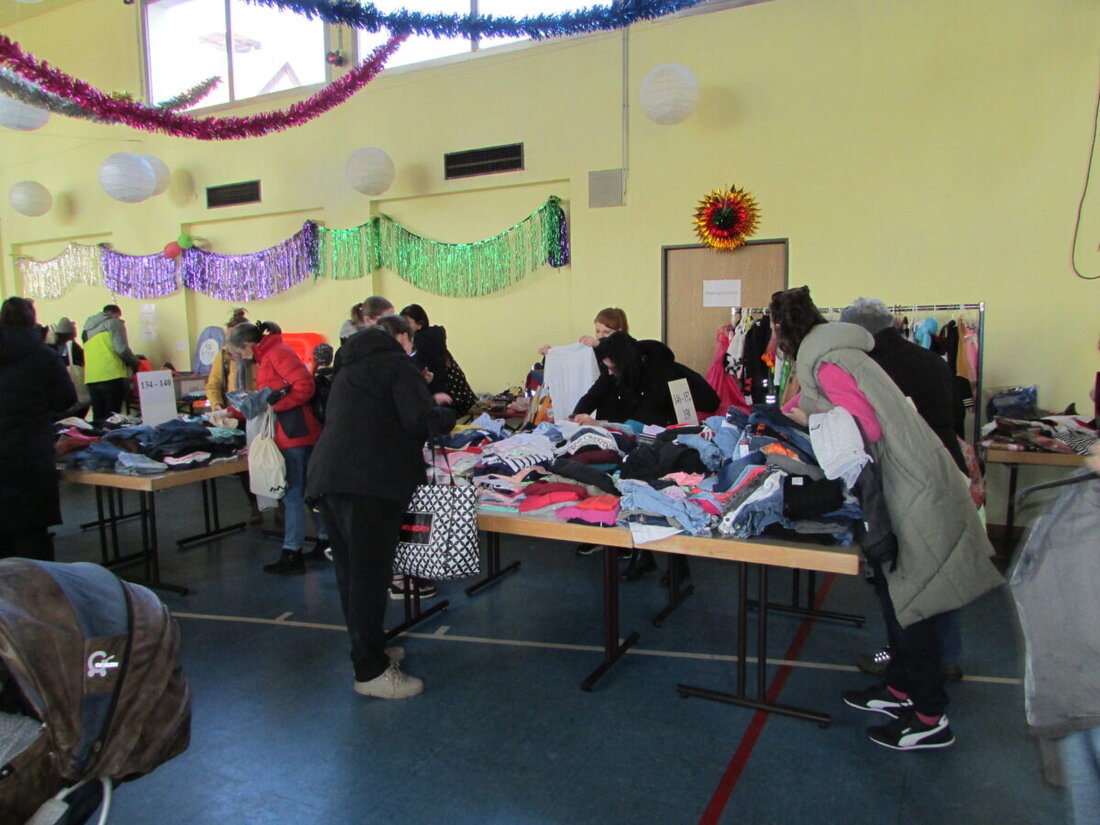 Mantel. Der Frühjahrsbasar des Basarteams Mantel war ein voller Erfolg, mit langer Warteschlange und einem breiten Angebot von Kinderkleidung bis Spielsachen.