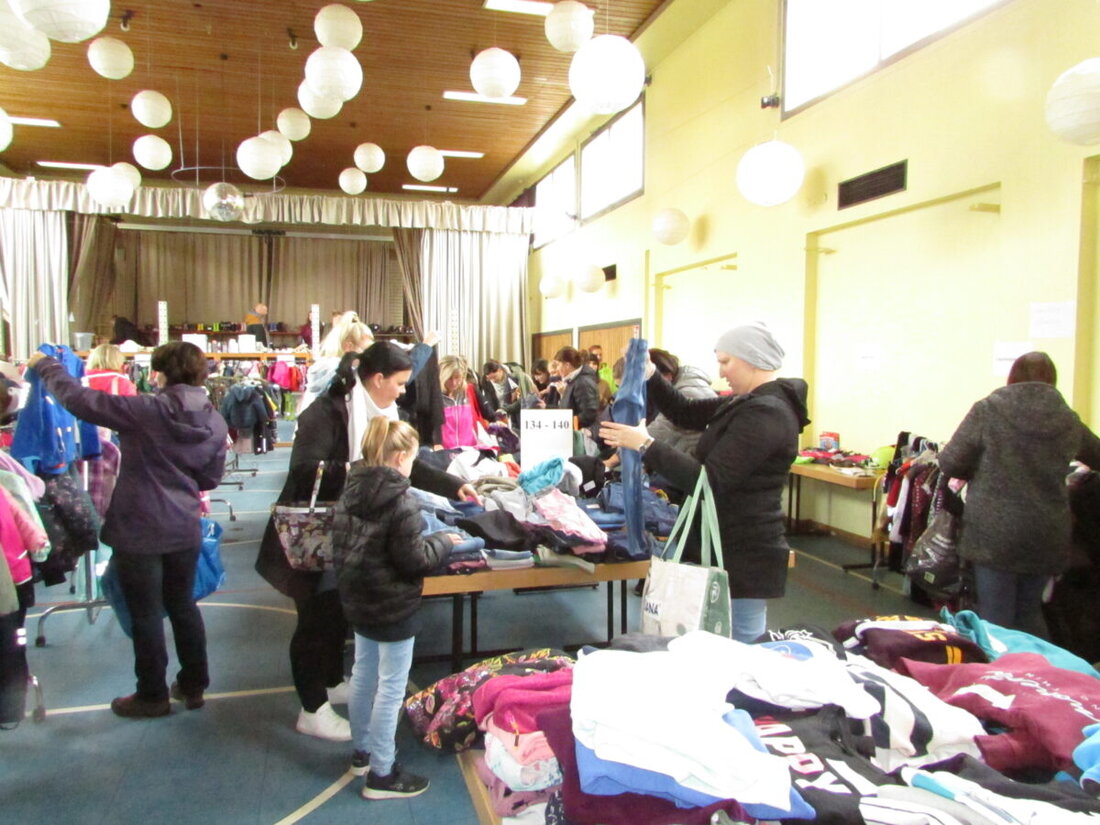 Mantel. Der Herbstbasar in der Mehrzweckhalle, organisiert vom Basarteam Mantel und der Freien Wählergemeinschaft, bietet warme Wintersachen und Spielsachen an. Die Veranstaltung findet am 9. November statt, mit einem speziellen Einlass für werdende Mütter und einem Kuchenbüfett.