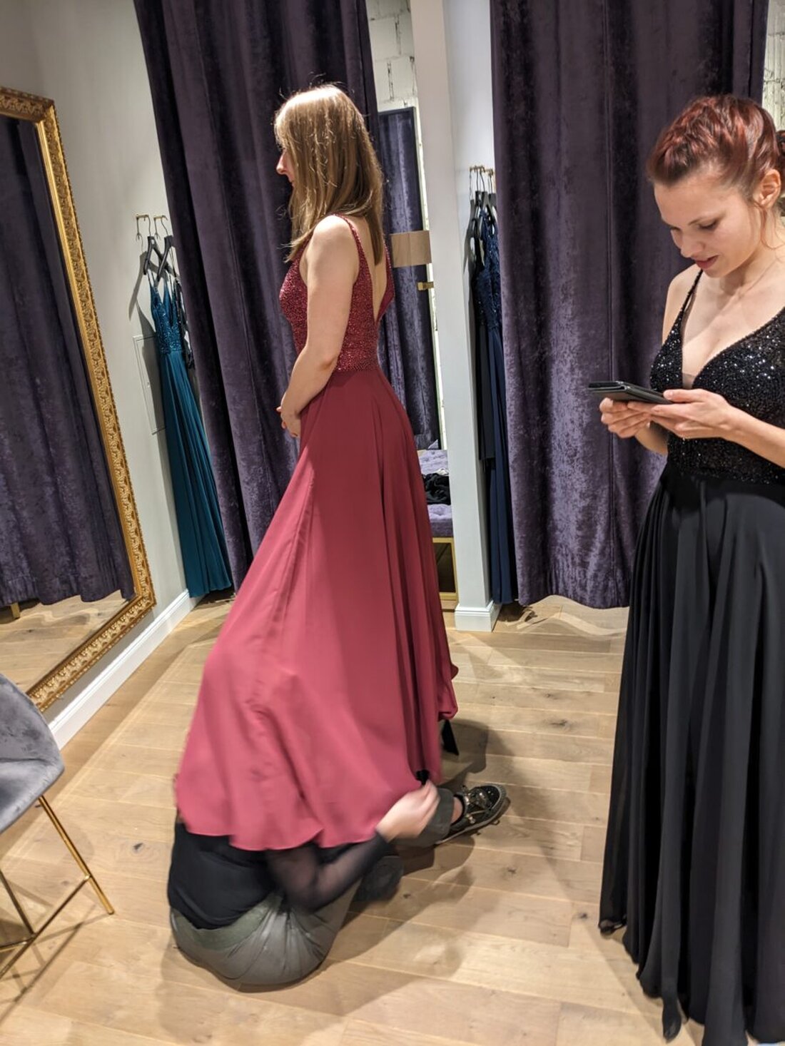 Marktredwitz. Das Modehaus Frey und Wissenz - Tanzen und Knigge veranstalteten einen Shopping-Event mit Modeberatung für Schüler. Etwa 20 Jugendliche nahmen teil, um sich für ihren Abschlussball einzukleiden, unterstützt von Tanzlehrer und Knigge-Coach Bruno Wissenz.