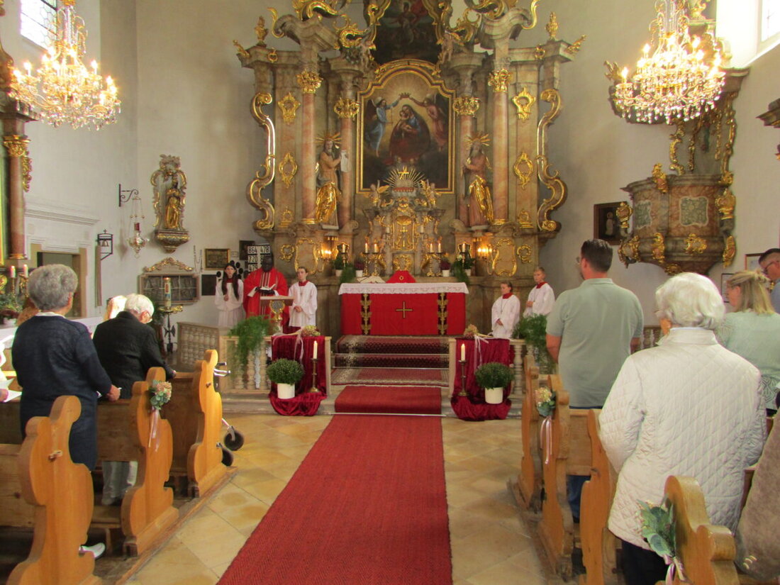 Am Sonntag war der Patroziniumsgottesdienst zu Ehren des Heiligen Mauritius in der Moritzkirche sehr gut besucht. Nach der Messe lud der Förderverein St. Moritz bei schönem Herbstwetter zum Weißwurstfrühschoppen ein, an dem gut 70 Gäste teilnahmen.