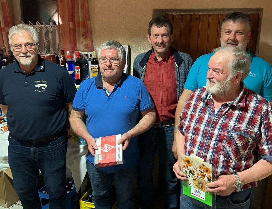 Eslarn. Beim traditionellen Preisschafkopf des Fischereivereins im Fischerhäusl wurden spannende Spiele gespielt und tolle Preise vergeben. Stefan Forster gewann mit 117 Punkten den Hauptpreis von 100 Euro.
