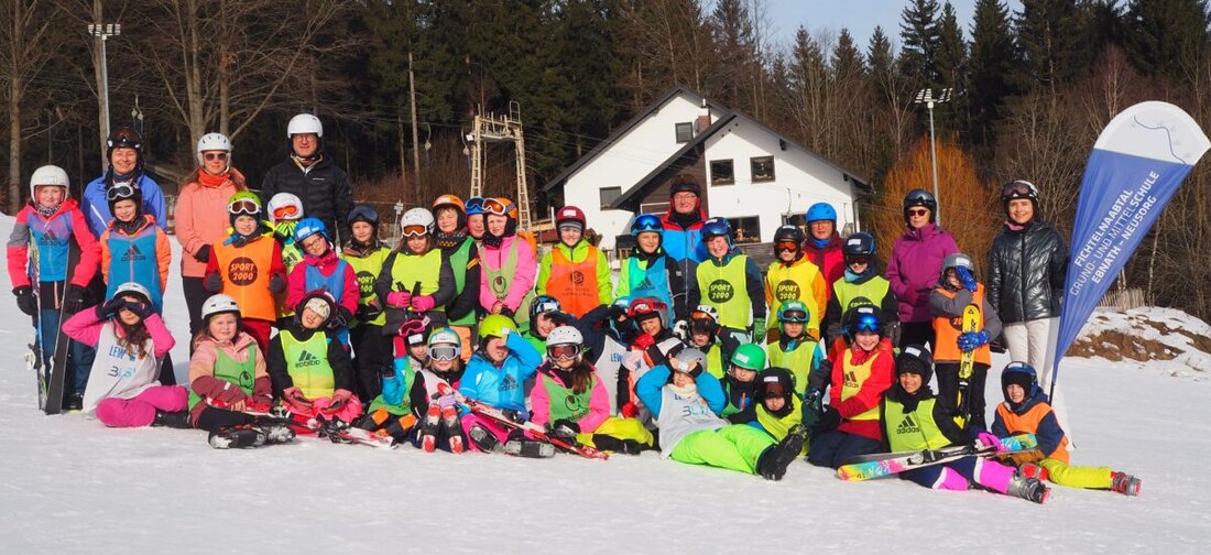 Die Fichtelnaabtal-Grundschule verlegte den Unterricht für einen viertägigen Skikurs auf die Bleaml Alm in Neubau. Alle 40 teilnehmenden Kinder lernten erfolgreich Skifahren und wurden vom Elternbeirat verpflegt.