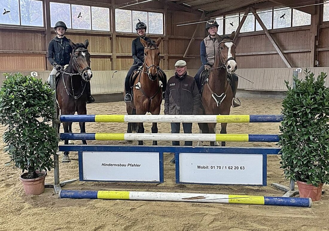 Weiden. Beim RC Weiden fand ein erfolgreicher Springkurs mit Bruno Six statt, bei dem Teilnehmer in Dressur und gymnastisierendem Springen geschult wurden. Es gab auch Parcoursspringen und für Verpflegung war gesorgt.