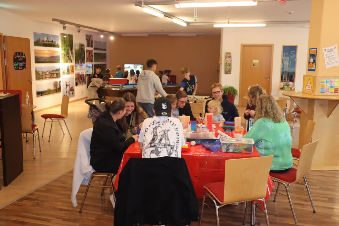 Burglengenfeld. Mitte Mai öffnete der Kinder- und Jugendtreff im Bürgertreff am Europaplatz seine Türen für einen besonderen Tag der offenen Tür. Diese Veranstaltung, die im Rahmen der Familienwoche stattfand, lockte nicht nur Jugendliche, die üblicherweise freitags kommen, sondern auch Kinder, Eltern und Großeltern an.