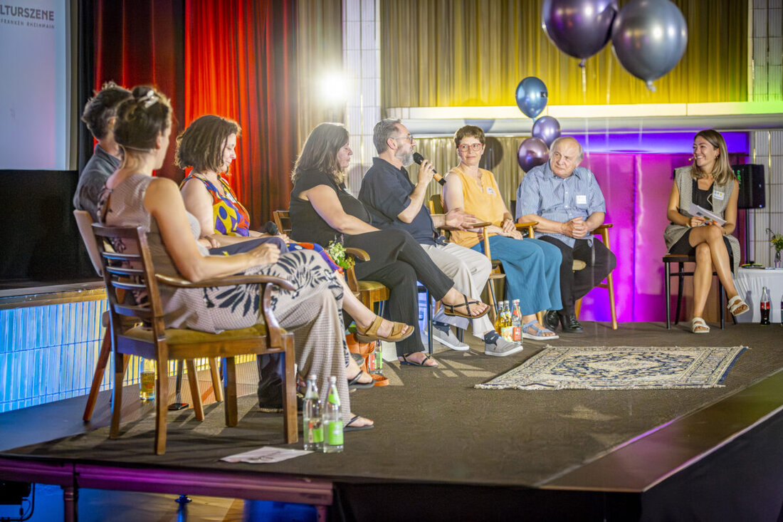 Am vergangenen Samstag verwandelte sich das Amberger Ring-Theater in einen zentralen Treffpunkt für Akteure der Kultur- und Kreativwirtschaft. Der Bayerische Landesverband für Kultur- und Kreativwirtschaft lud zu einem umfassenden Verbandstag ein. Zugleich fand die Mitgliederversammlung des Verbandes "Kreative Deutschland" statt. Dieser Tag, ganz im Zeichen der "Netzwerkarbeit", bot ein breites Spektrum an Impulsvorträgen und ein moderiertes Podiumsgespräch.