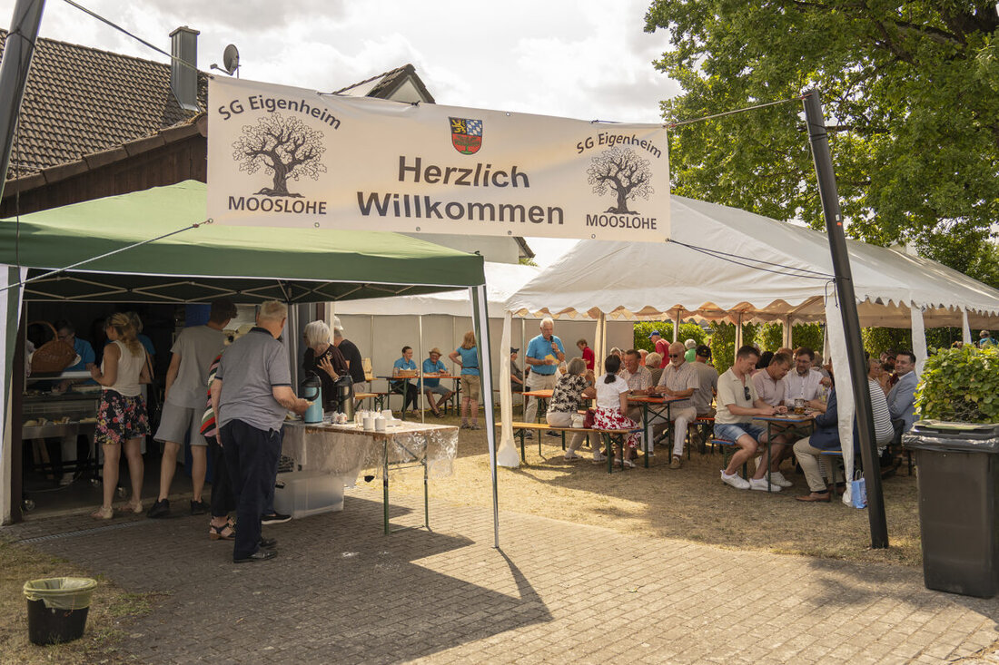 Weiden. Die Siedlergemeinschaft Eigenheim Mooslohe feierte ihr 21. Sommerfest bei idealem Wetter, während rund 250 Besucher zur Siedlergarage strömten. Unter den Ehrengästen waren Oberbürgermeister Benjamin Zeitler und Vertreter.