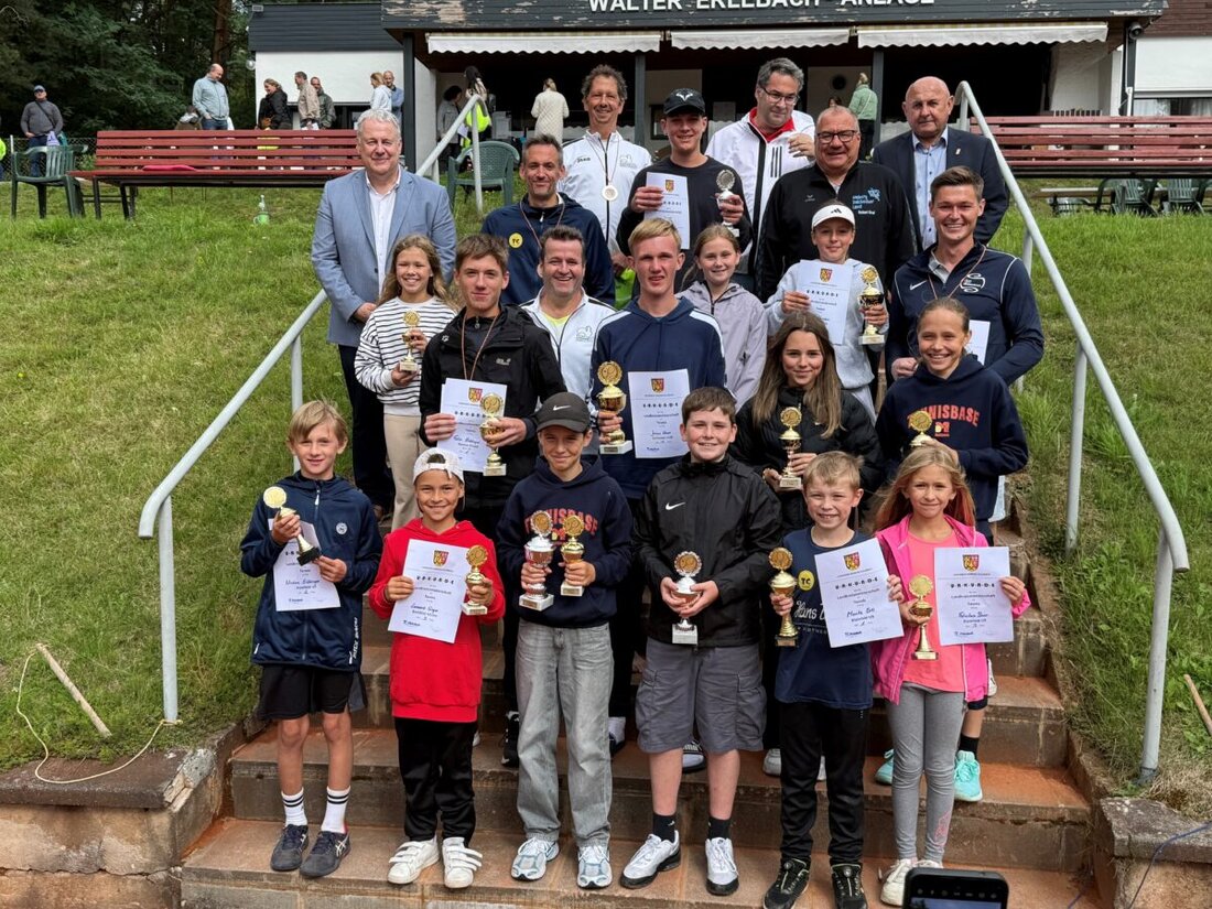 Hahnbach. Die 40. Tennis-Landkreismeisterschaft in Hahnbach wurde trotz Regen erfolgreich mit 53 Teilnehmern in neun Kategorien durchgeführt. Landrat Reisinger ehrte die Sieger und lobte Organisation sowie sportlichen Einsatz.