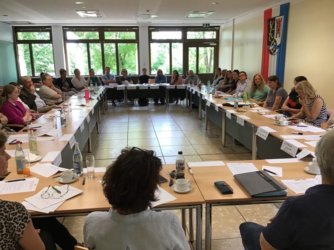 Schwandorf. Das zweite interdisziplinäre Netzwerktreffen zur Versorgung von Neugeborenen und (Klein-)Kindern im Landratsamt Schwandorf zog rund 40 Teilnehmer an. Der Fokus lag auf der Betreuung von Familien und Kindern mit besonderen Bedarfen sowie der Verbesserung des Schnittstellenmanagements.