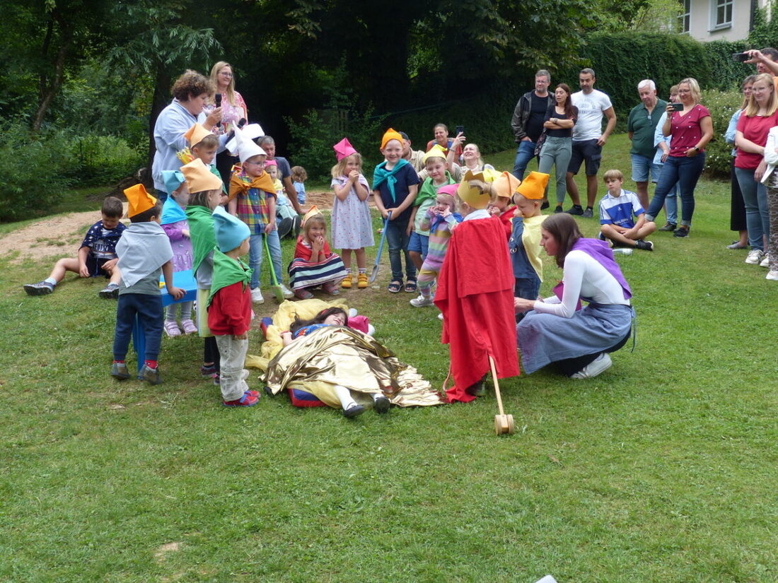 Leuchtenberg. Beim Sommerfest des Kindergarten St. Johannes begeisterten die Kinder mit Aufführungen von Schneewittchen und Dornröschen. Zahlreiche Besucher, darunter Familien und lokale Persönlichkeiten, genossen das gut angenommene Fest mit vielseitigem Programm.