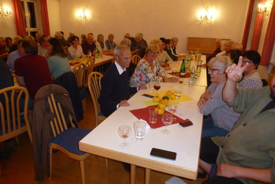 Weiherhammer. Das Weinfest der SimultanFriedhofverwaltung begeisterte mit einer Vielfalt an Weinen und Unterhaltung. Der Erlös des Festes unterstützt den Friedhofsunterhalt.