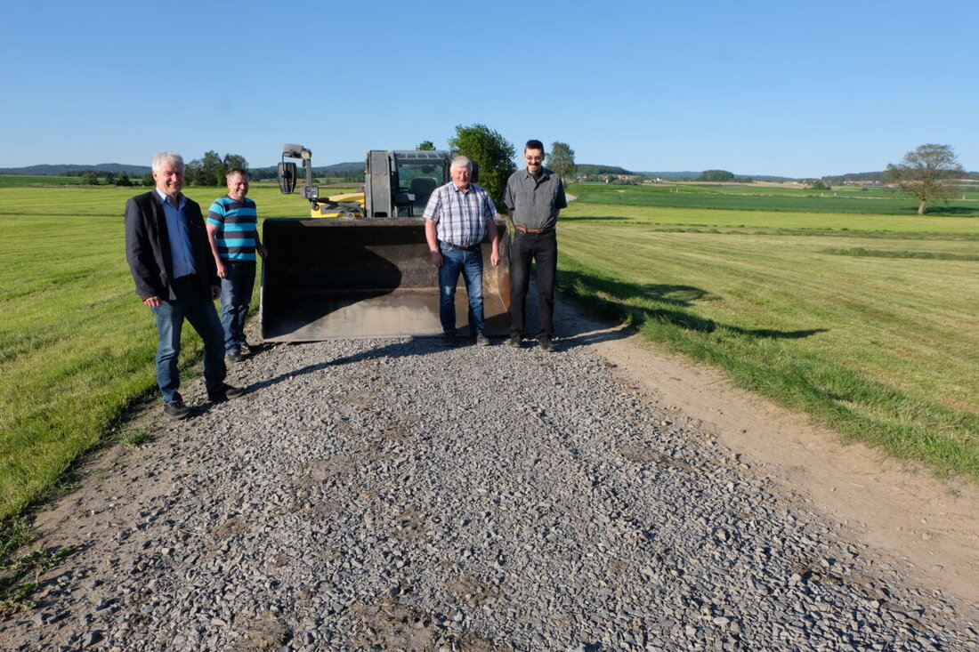 Floß. Wegen starken Wildverbisses hat das Amt den Abschuss für 2025 bis 2027 von 47 auf 72 Rehe erhöht. Der kostenpflichtige Plan setzt den Pächter unter Druck; auch sorgt ein geplanter Windpark im Flosser Forst für Diskussionen.