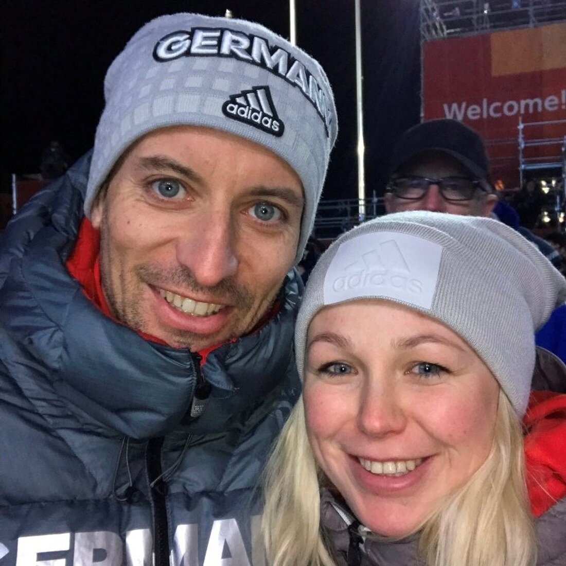 Flossenbürg. Eric Frenzel ist bei seiner Einreise nach China gleich am Flughafen positiv auf Corona getestet worden. Zum ersten Mal begleitet seine Frau Laura ihn nicht zu Olympischen Spielen. Die sitzt jetzt daheim in St. Oetzen, hält aber ständig Kontakt zu ihrem Mann, der sich im Nordischen Skizentrum in Isolation befindet. Während der Olympischen Spiele führt Laura Erics Kolumne fort. 