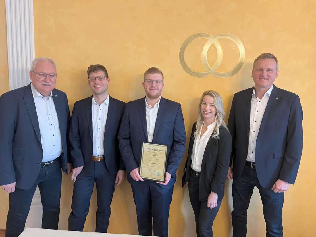 Maxhütte-Haidhof. Eric Haslbeck ist seit Mai 2024 neuer Leiter des Standesamts und verstärkt das Team mit Florian Haberkorn und Cornelia Mittermeier.