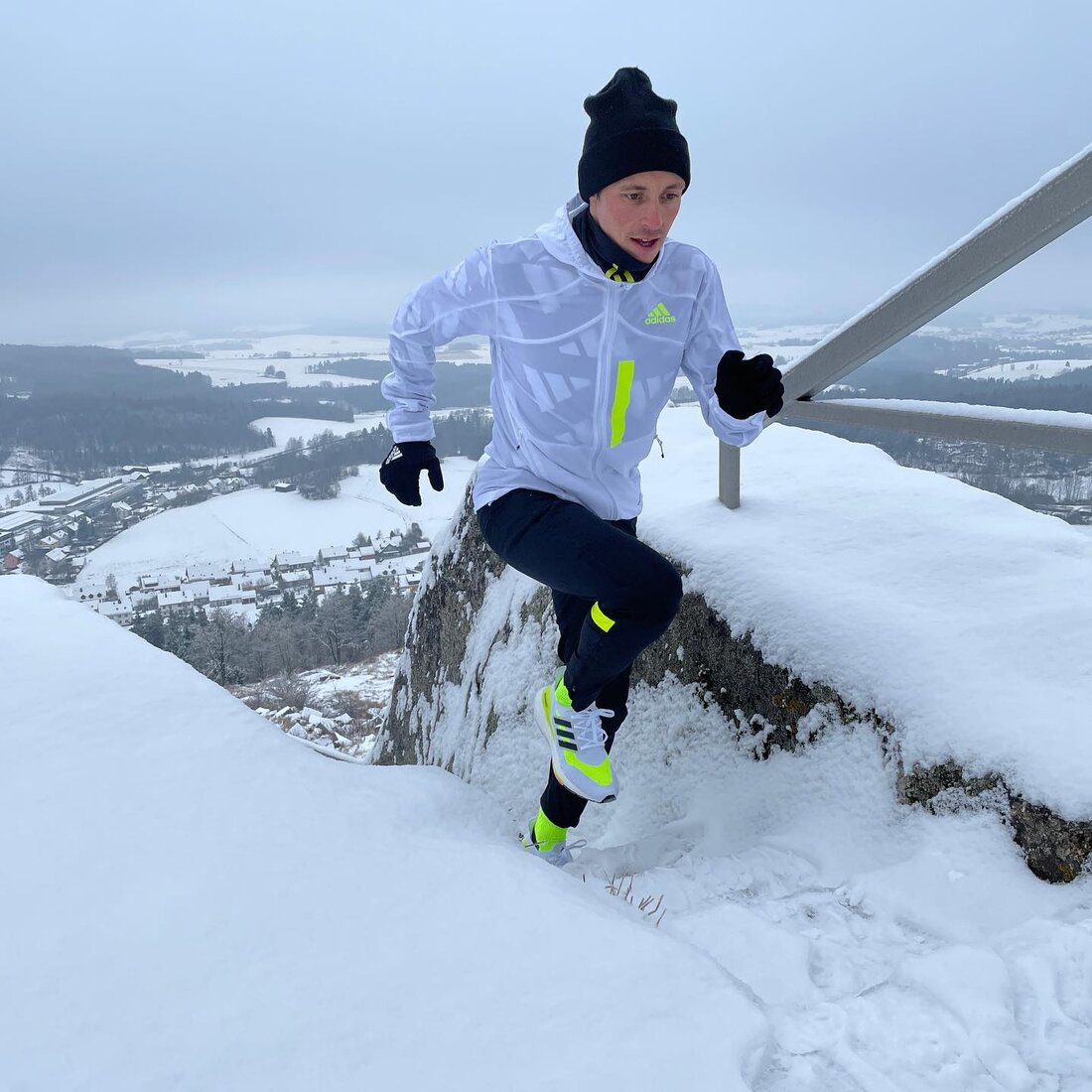 Flossenbürg. Für Eric Frenzel sind die Tage vor großen Wettkämpfen geprägt von - nein nicht Training, wie man meinen könnte - von Essen, Sauna und Faulenzen. Doch dazu kommt sein Medaillen-Hunger und einige Runden auf der Loipe auf der Silberhütte. 