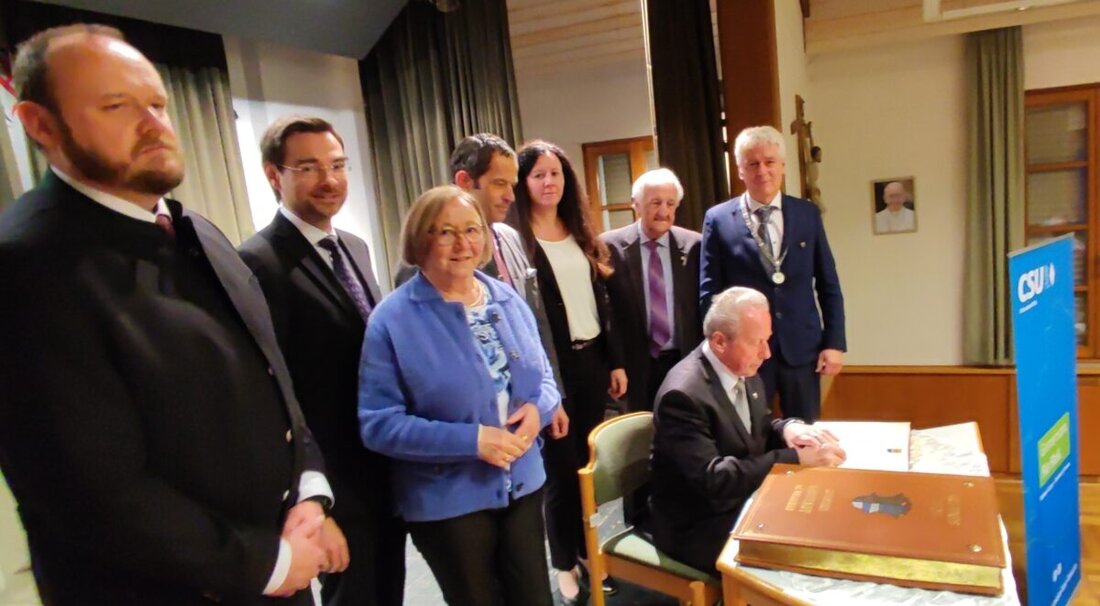 Floß. Erich Schieder wurde für sein Engagement geehrt und trug sich in die Goldenen Bücher von Floß und dem Landkreis ein. Der feierliche Empfang fand im katholischen Pfarrheim St. Josef statt.