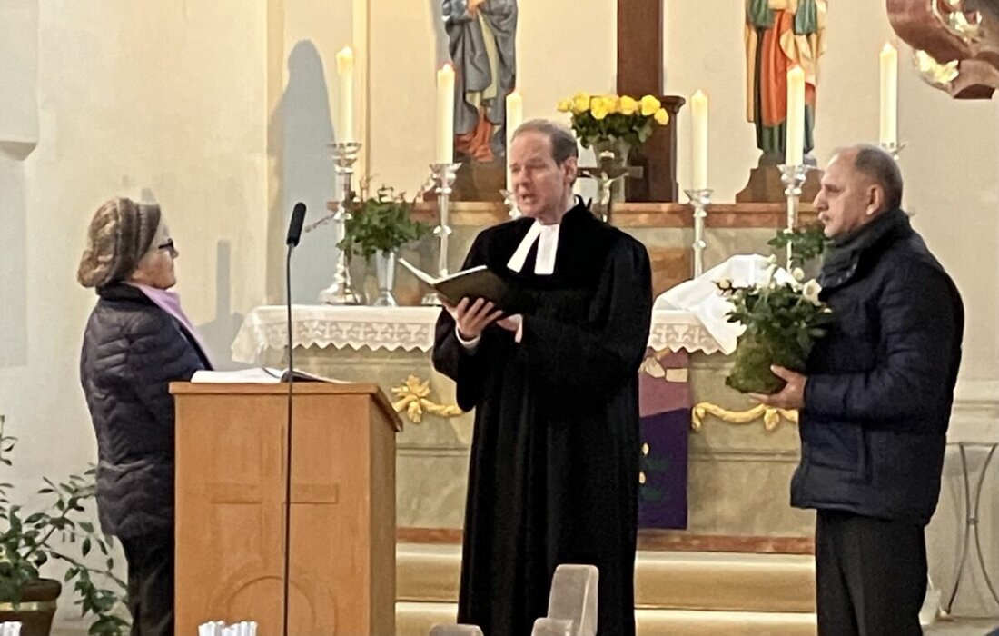 Kaltenbrunn. Erika Striegl wurde nach 50 Jahren Dienst als Mesnerin in der evangelischen Martins-Kirche in den Ruhestand verabschiedet. Sie trug wesentlich zu einer würdigen Atmosphäre für Gottes Wort bei.