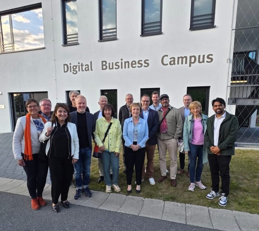 Weiden. Die Stadträte der Weidner SPD besuchten den Digital Business Campus an der OTH, um die Verbindung von Technik und Betriebswirtschaft zu erkunden und diskutierten Möglichkeiten zur Lösung des Studentenwohnungsproblems. Der Campus trägt zur Stärkung des Wissenschaftsstandorts bei und erforscht unter anderem den Einsatz von KI in verschiedenen Bereichen.