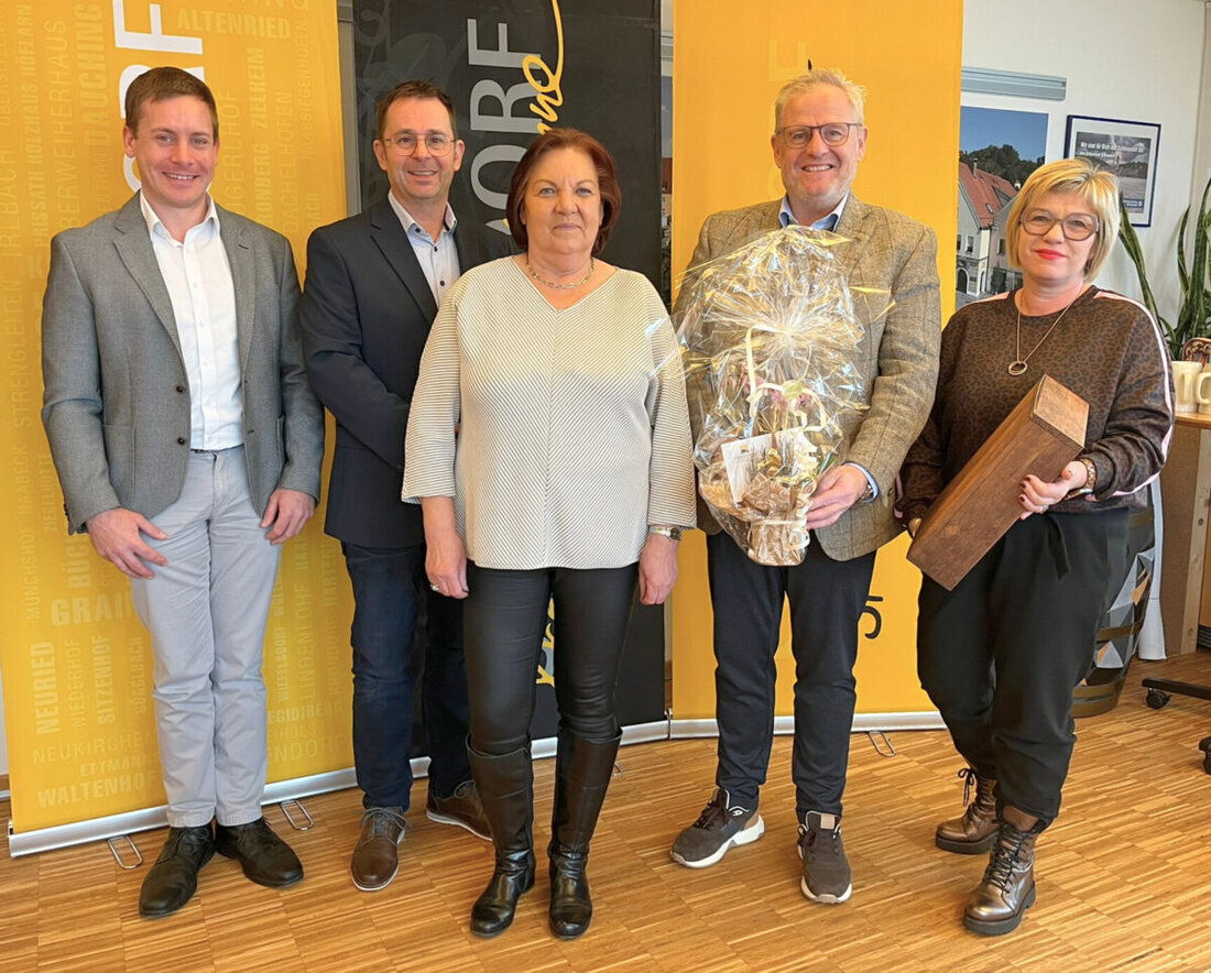 Schwandorf. Oberbürgermeister Andreas Feller verabschiedet Katharina Bäuml in den Ruhestand. Über 20 Jahre prägte die Kassiererin das Erlebnisbad und begrüßte schätzungsweise 2,5 Millionen Gäste mit Herz.