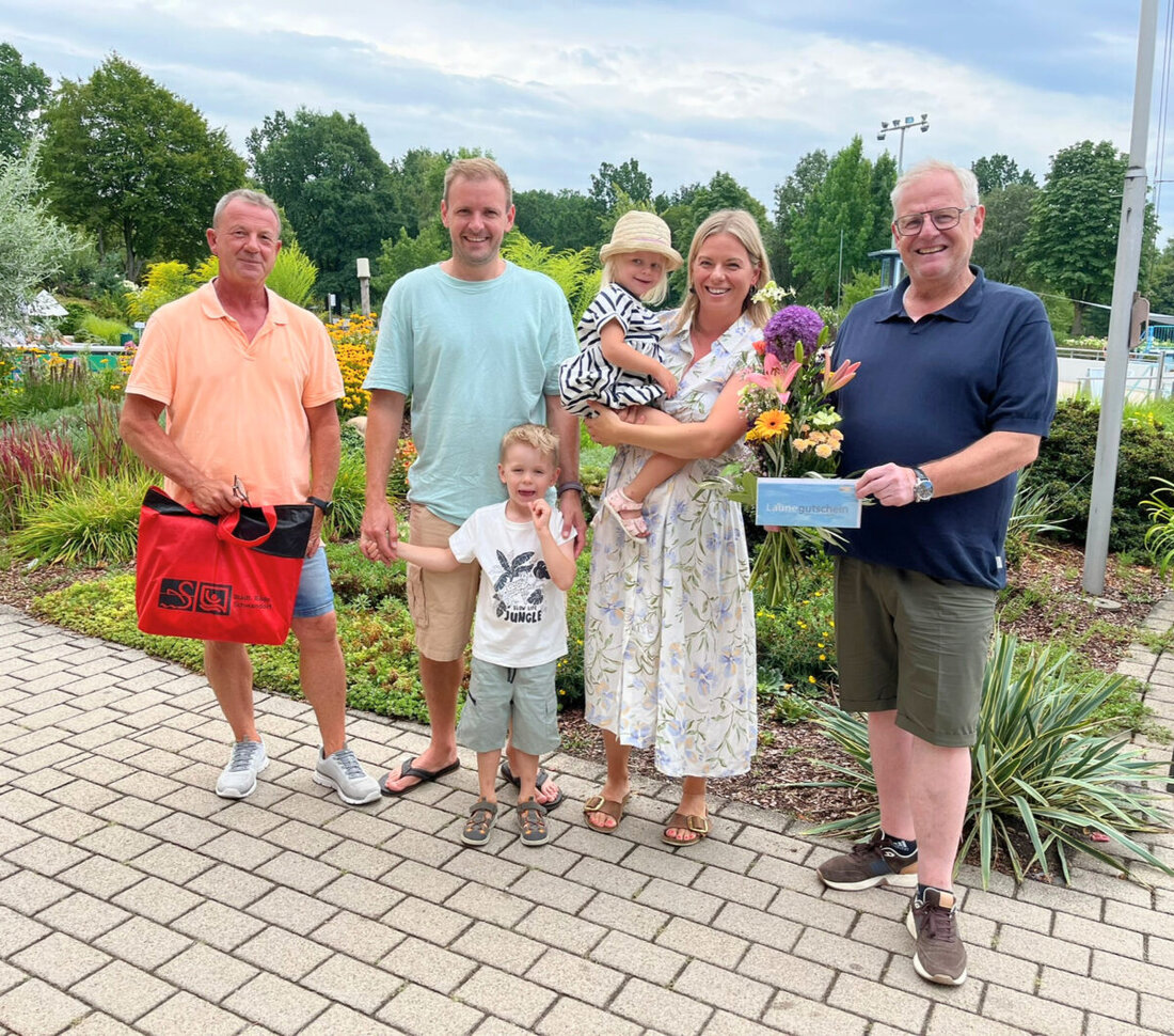 Schwandorf. Im Erlebnisbad wurde Familie Krüger als 100.000. Gast begrüßt. OB Andreas Feller gratulierte und überreichte eine Familien-Saisonkarte für 2027. Zudem bleibt das Bad voraussichtlich bis Mitte September geöffnet.