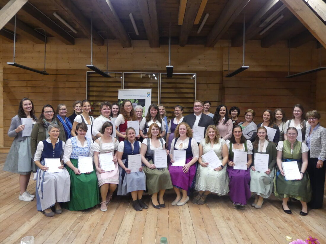 Triesdorf. Am 23. Oktober erhielten 25 Erlebnisbäuerinnen und ein Erlebnisbauer aus ganz Bayern ihre Zertifikate. Auch aus der Oberpfalz, unter anderem aus Tirschenreuth, Weiden und Neustadt/WN, kamen frisch Qualifizierte.