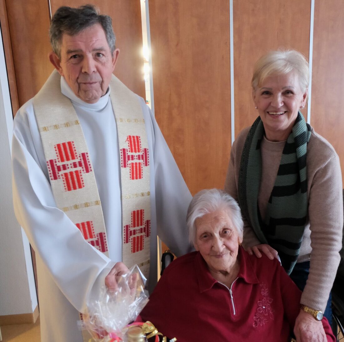 Floß. Im Seniorenheim Am Reiserwinkel feierte Erna Hacker am 4. Februar ihren 95. Geburtstag. Die gläubige Jubilarin erhielt Glück- und Segenswünsche von Pfarrer Max Früchtl. Viele frühere Weggefährten gratulierten.