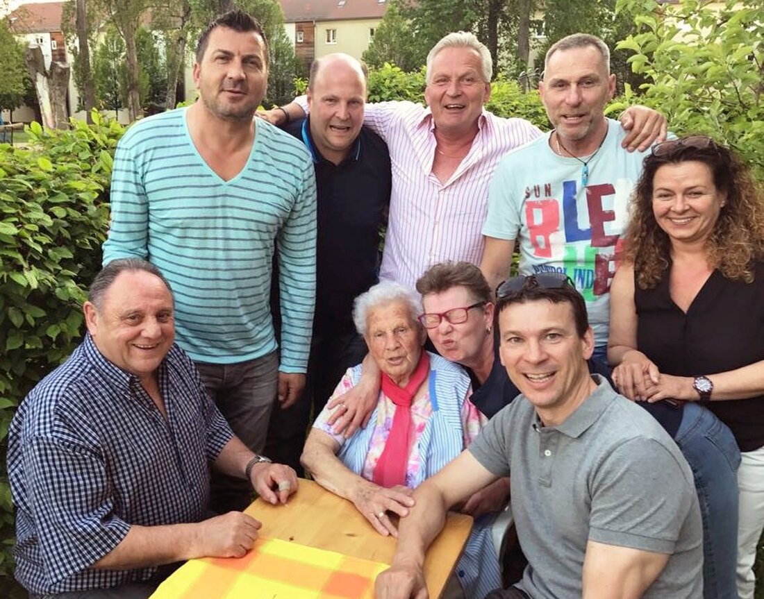 Weiden. Sie lacht, scherzt und ist schlagfertig: „Wenn dann mal das Handtuch runtergerutscht ist, habe ich freilich nicht weggeschaut. Die Jungs waren ja durchaus knackig und schön anzusehen“, erinnert sich [&hellip;]