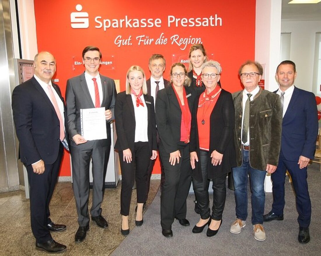 Pressath. Michael Schelkshorn übernimmt die Leitung des Sparkassen-Filialbereichs Grafenwöhr/Pressath/Erbendorf. Vorstandsvorsitzender Josef Pflaum und Vorstandsmitglied Gerhard Hösl überreichten Schelkshorn in einer kleinen Feierstunde die Ernennungsurkunde zum Filialdirektor. Beide wünschten ihm für [&hellip;]